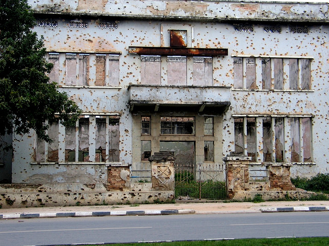 building_with_bullet-holes_in_huambo_angola